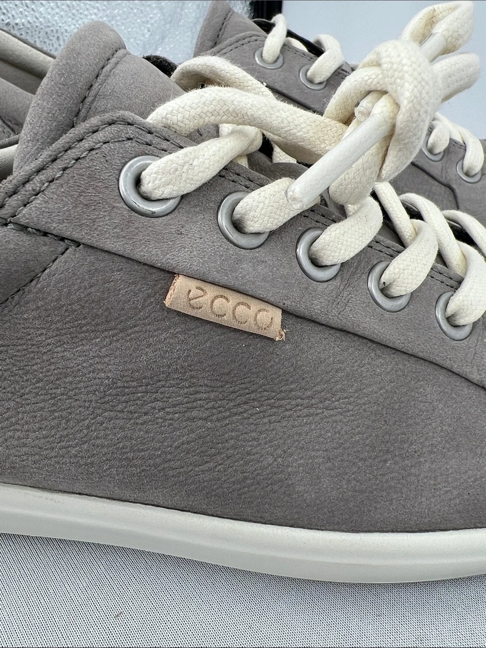 Ecco minimalist low