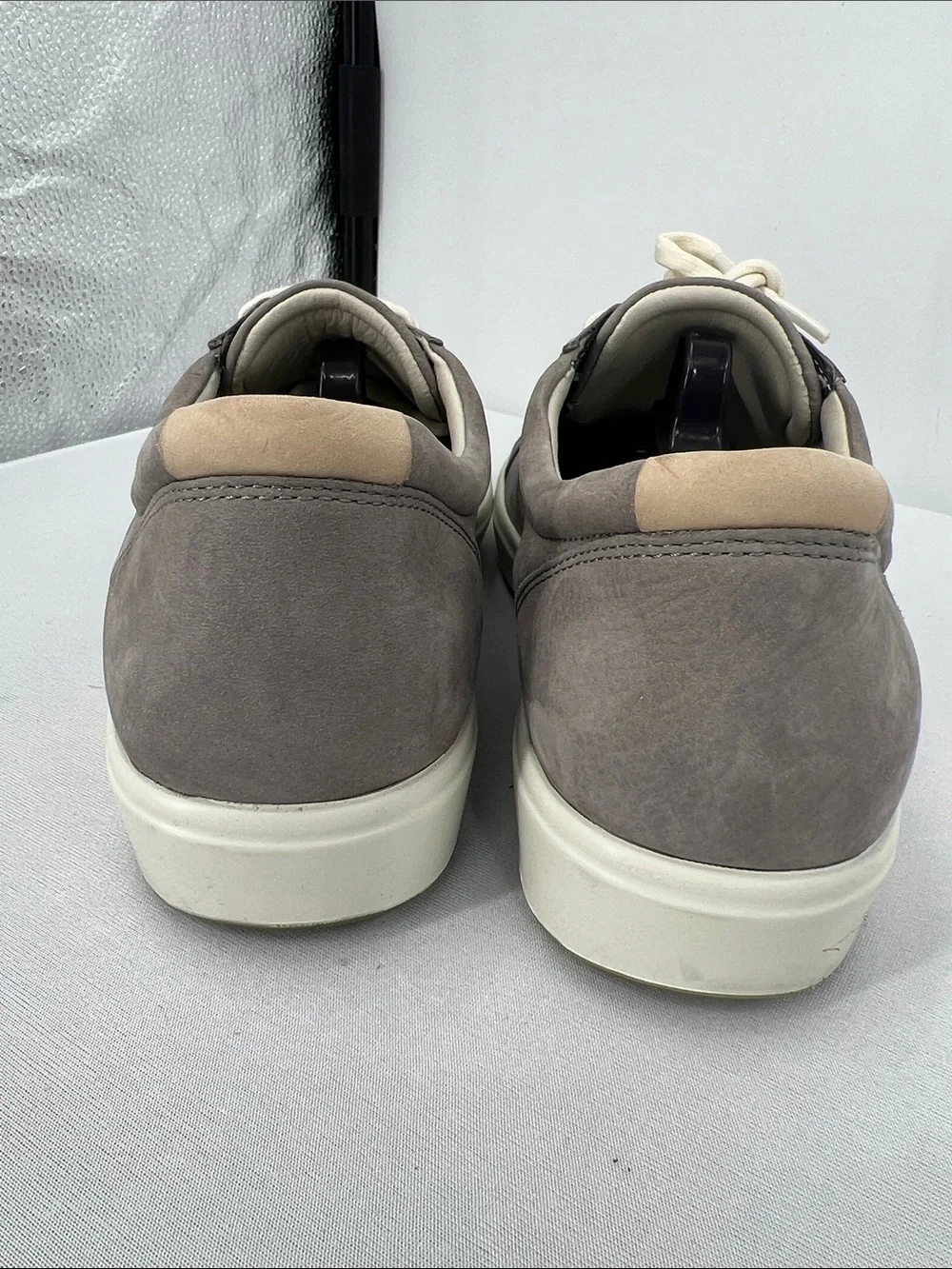 Ecco minimalist low