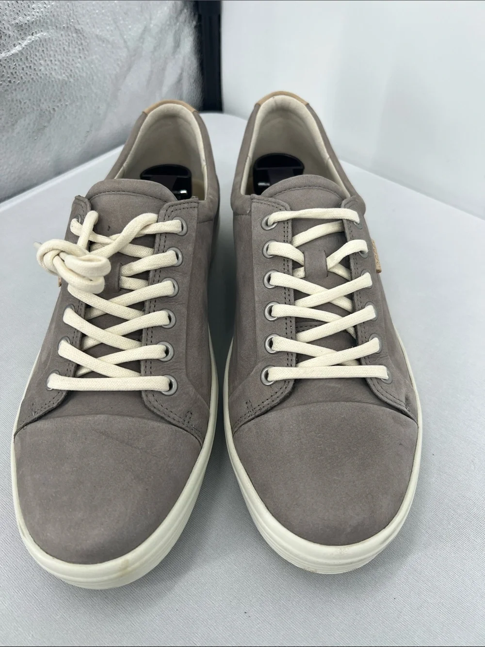 Ecco minimalist low