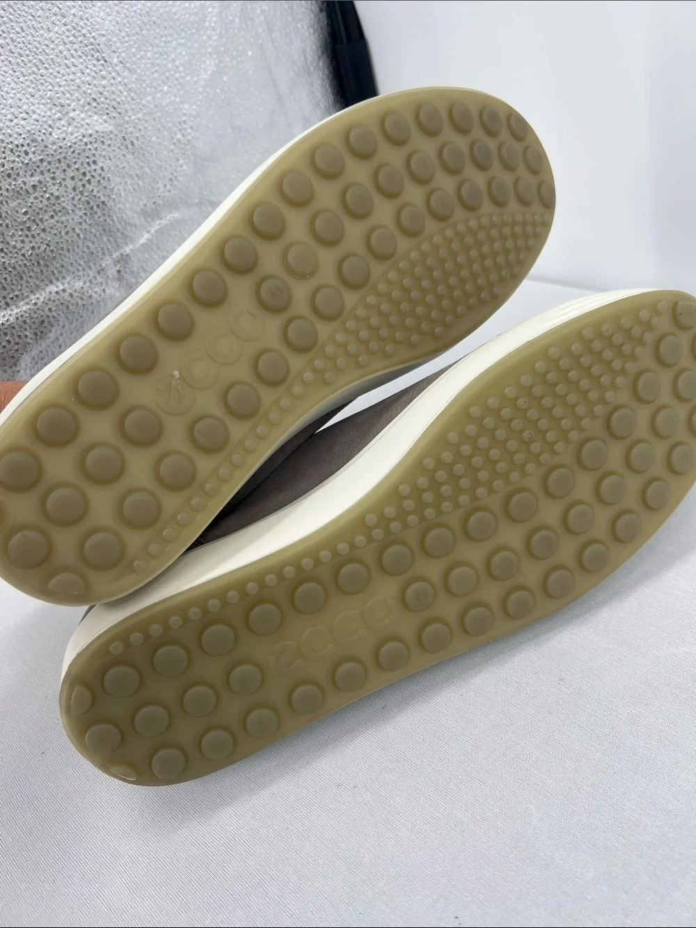 Ecco minimalist low