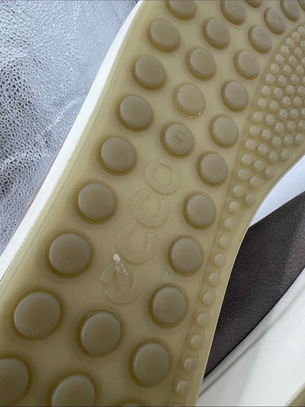 Ecco minimalist low