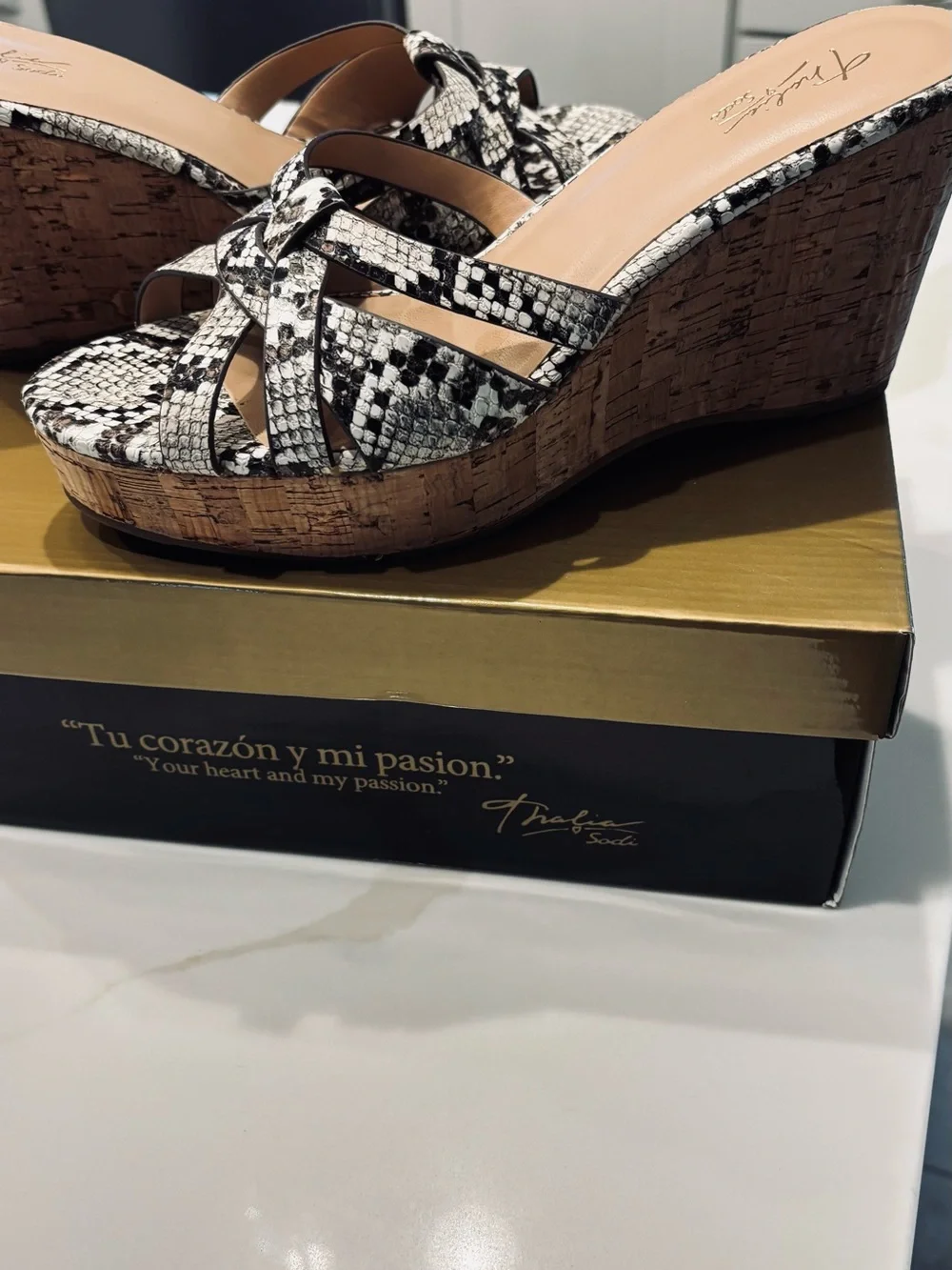 Thalia Sodi versatile cork lifted