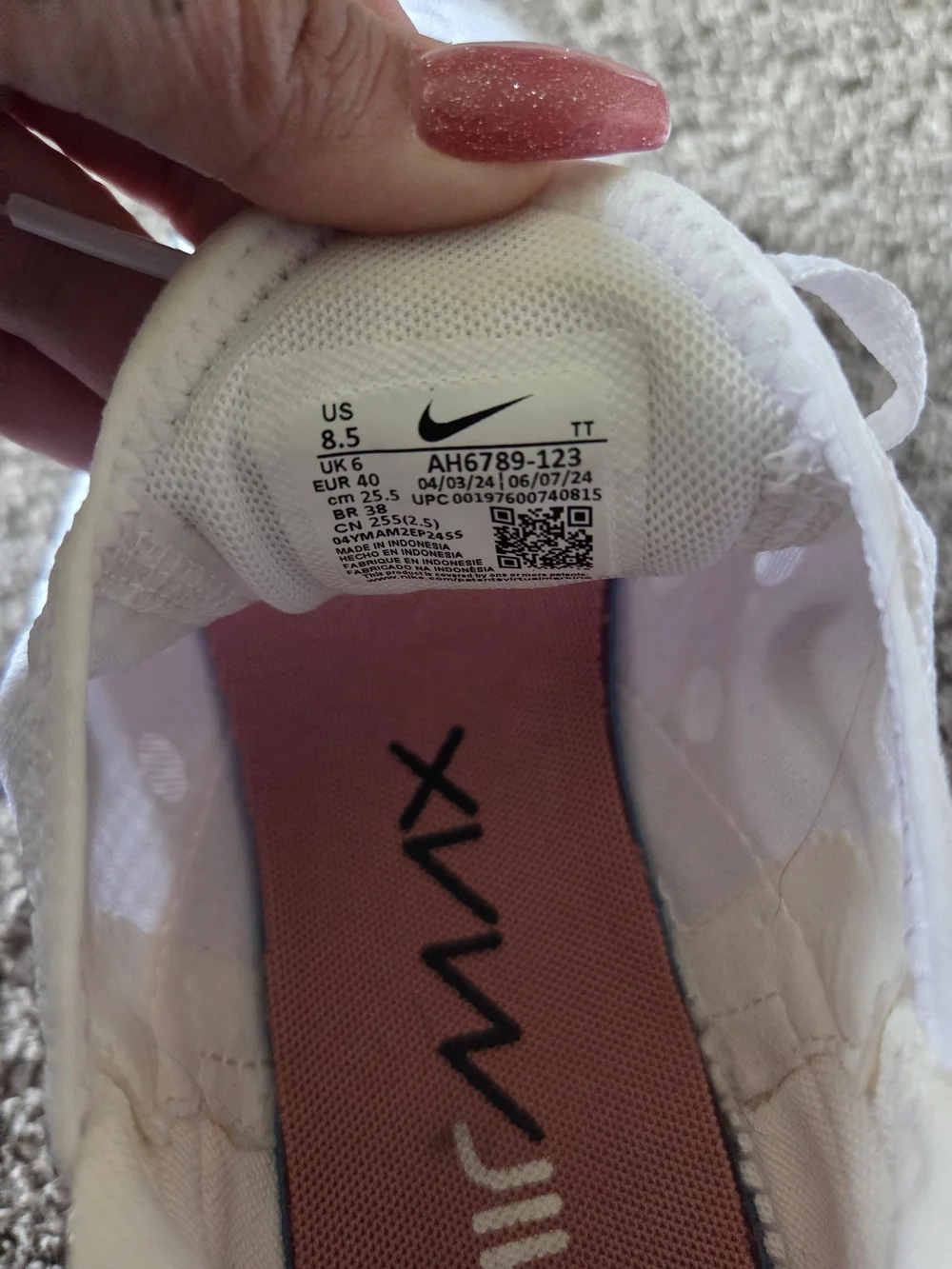 Nike lightweight comfort swoosh