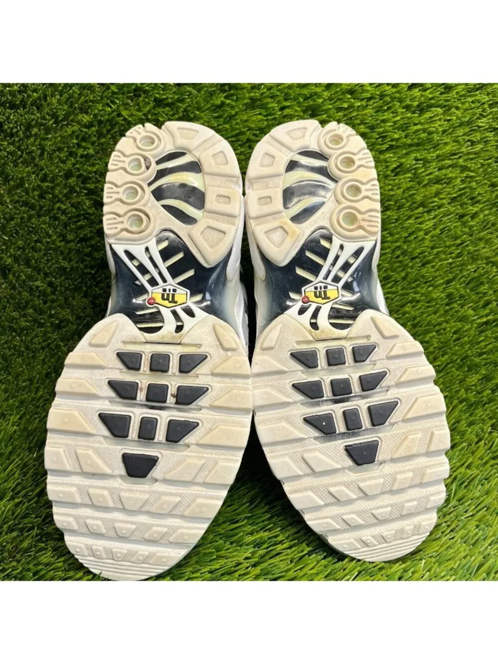 Nike Air Max Plus Boys Size 5.5Y White Black Athletic Running Shoes Sneakers