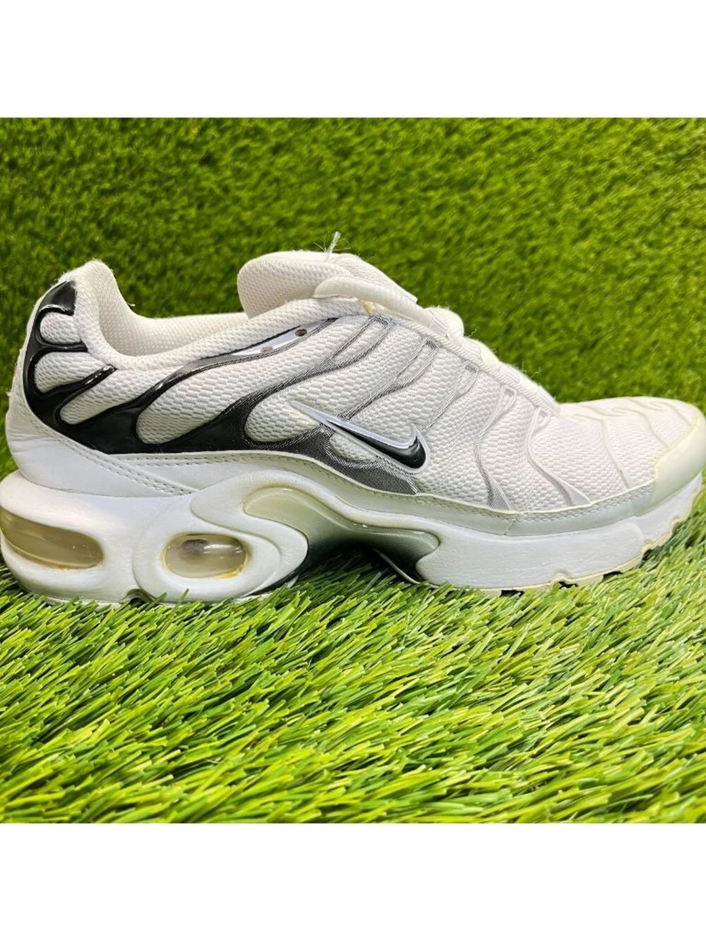 Nike Air Max Plus Boys Size 5.5Y White Black Athletic Running Shoes Sneakers