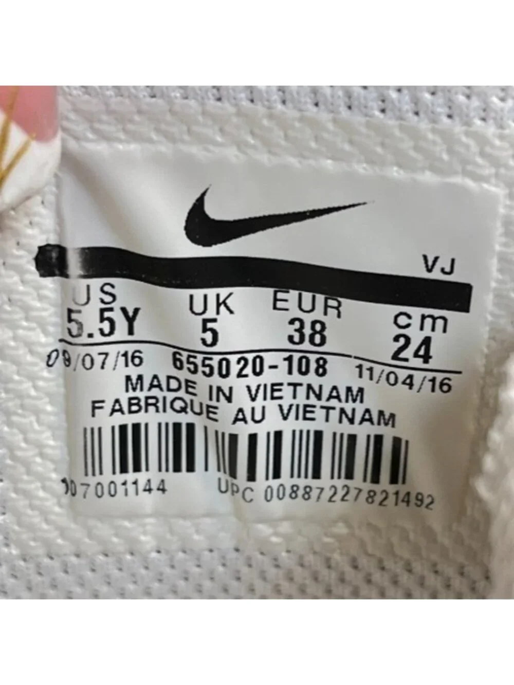 Nike Air Max Plus Boys Size 5.5Y White Black Athletic Running Shoes Sneakers