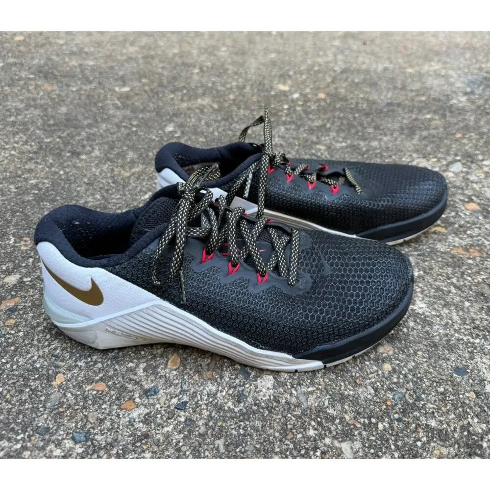 Nike Womens Metcon 5 Size 7.5 AO2982-076 Black Metallic X Gold Sneaker Shoes EUC