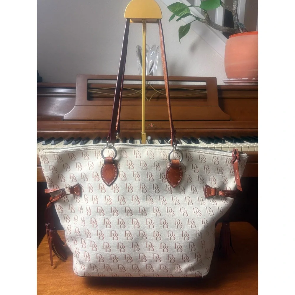 Dooney & Bourke classic dooney