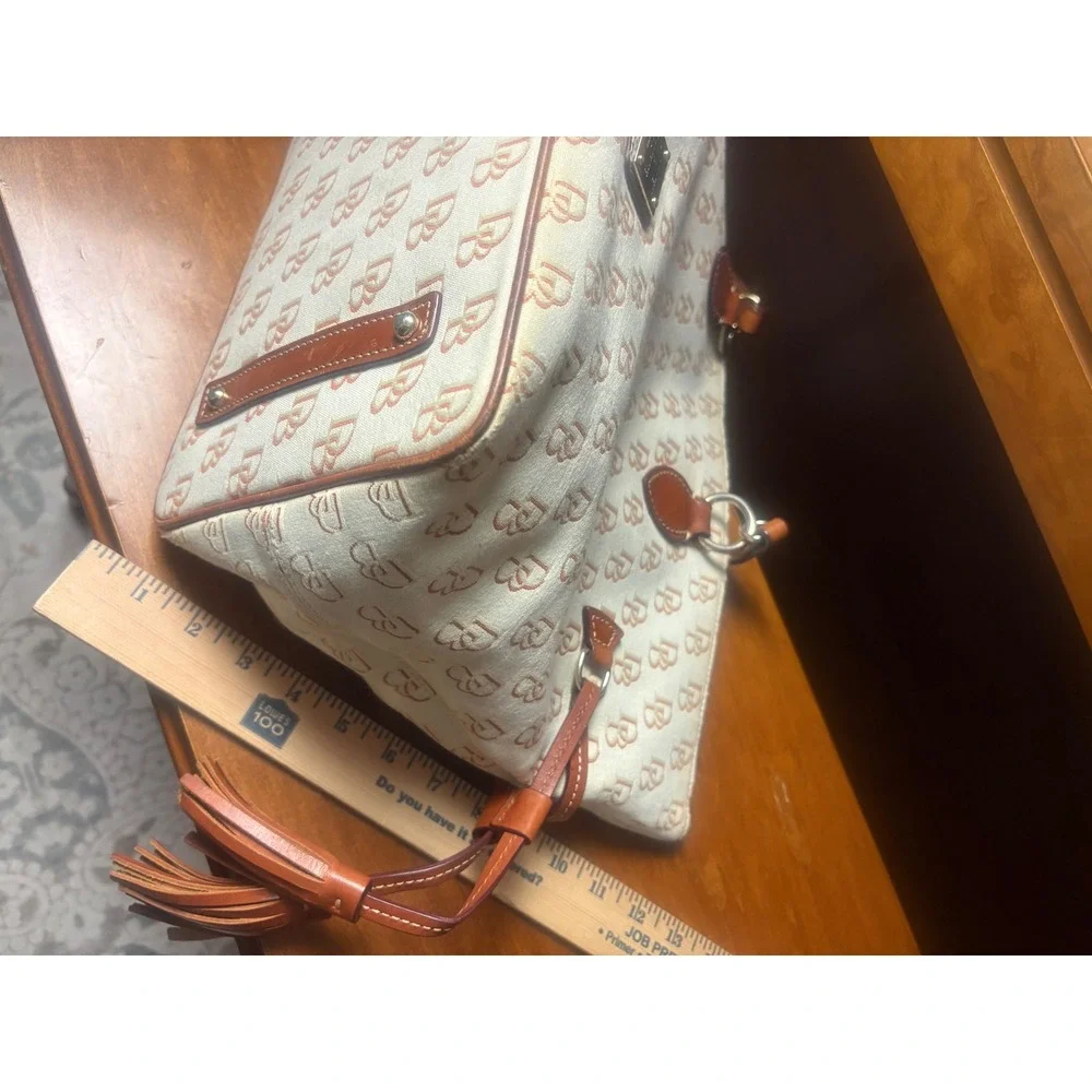 Dooney & Bourke classic dooney