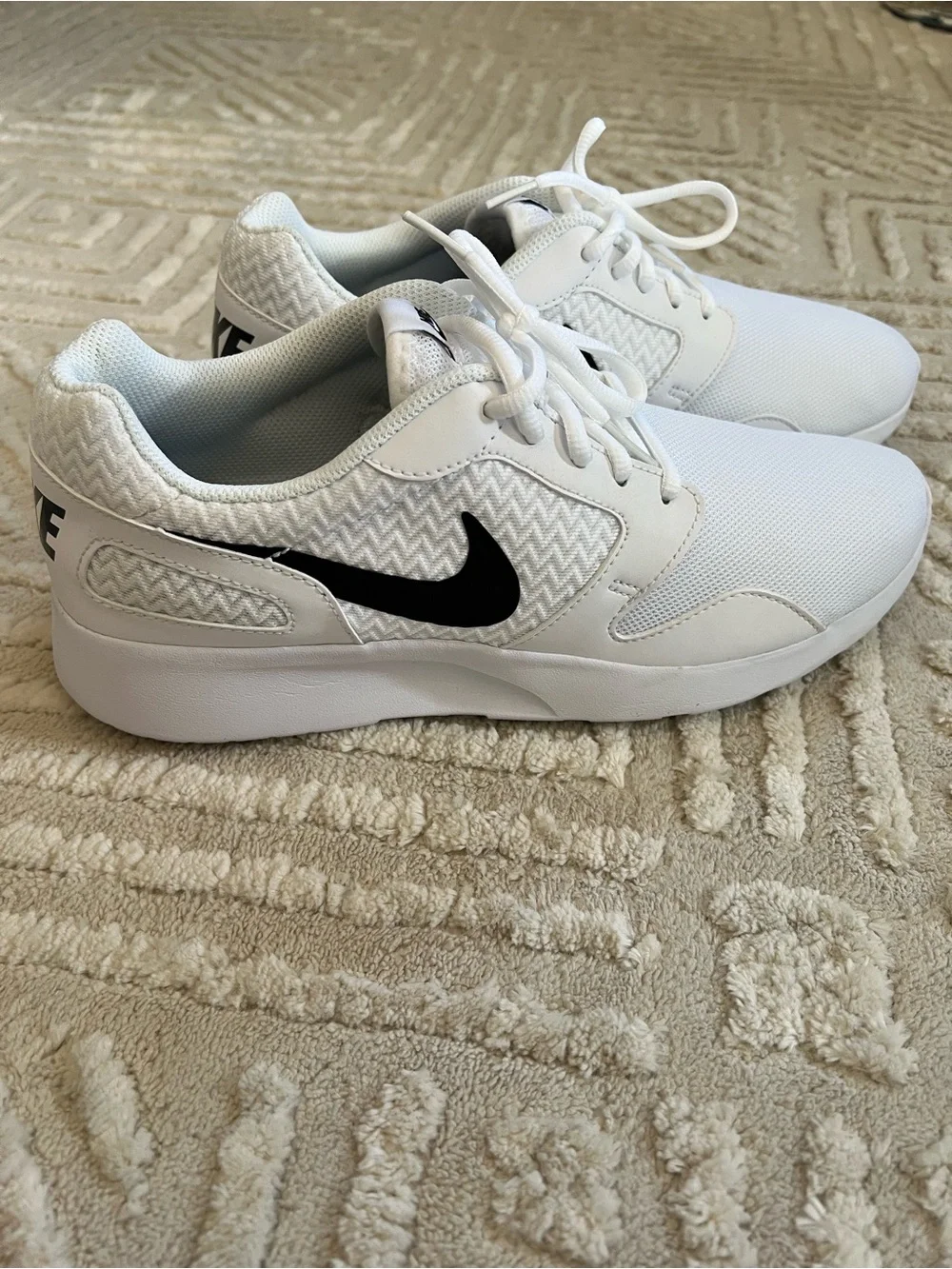 Nike Kaishi White Shoes with Black Swoosh Women’s Size 10.5 Sneakers