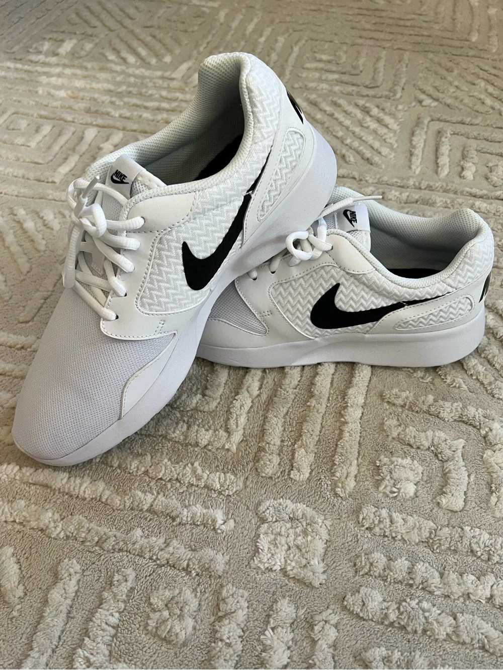 Nike Kaishi White Shoes with Black Swoosh Women’s Size 10.5 Sneakers