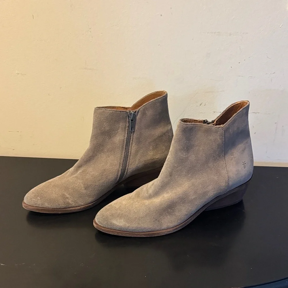 LIKE NEW Frye Taupe Suede Ankle Booties