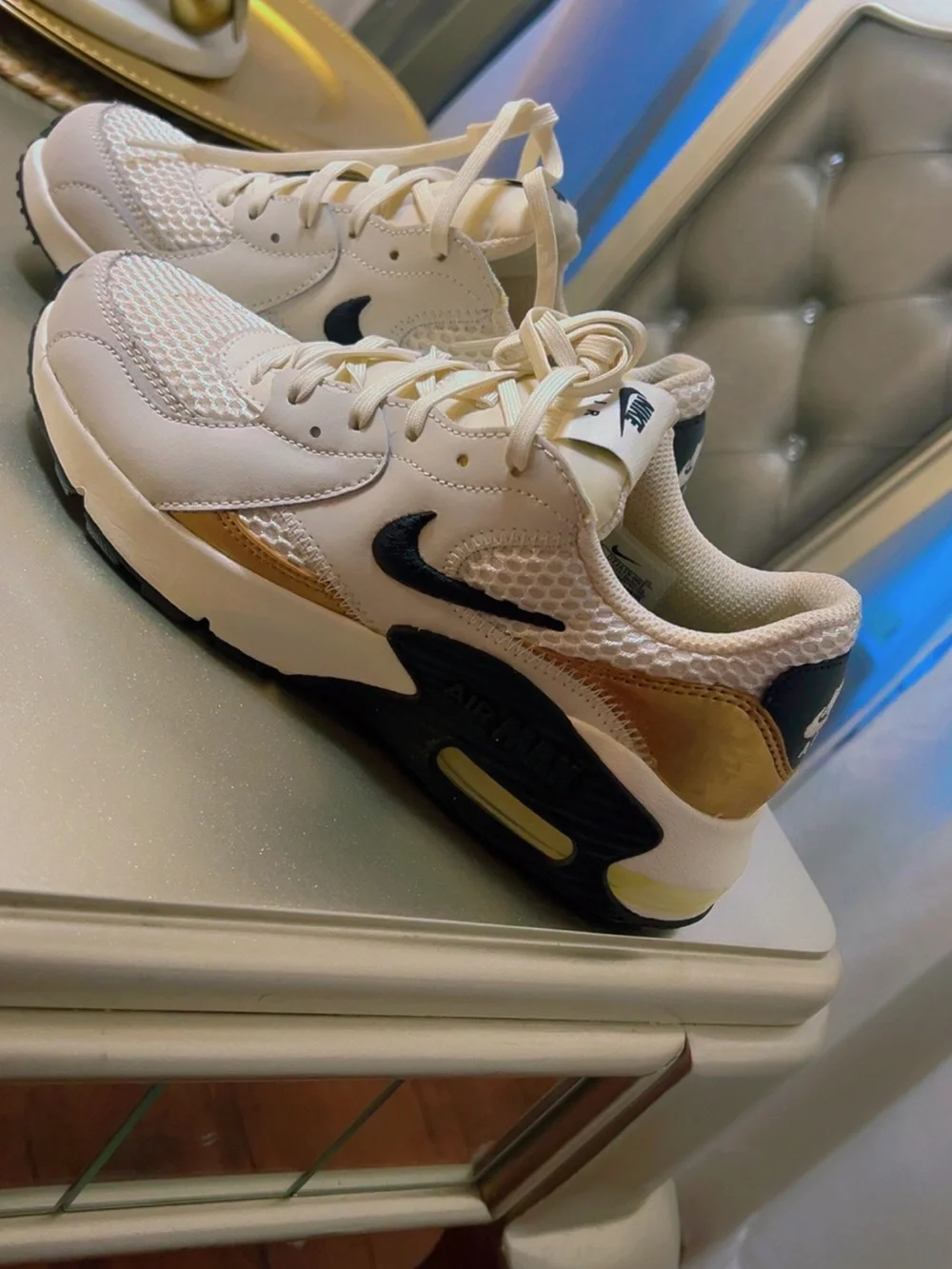 Nike Air Max Women’s White Gold Black Sneakers Size 7