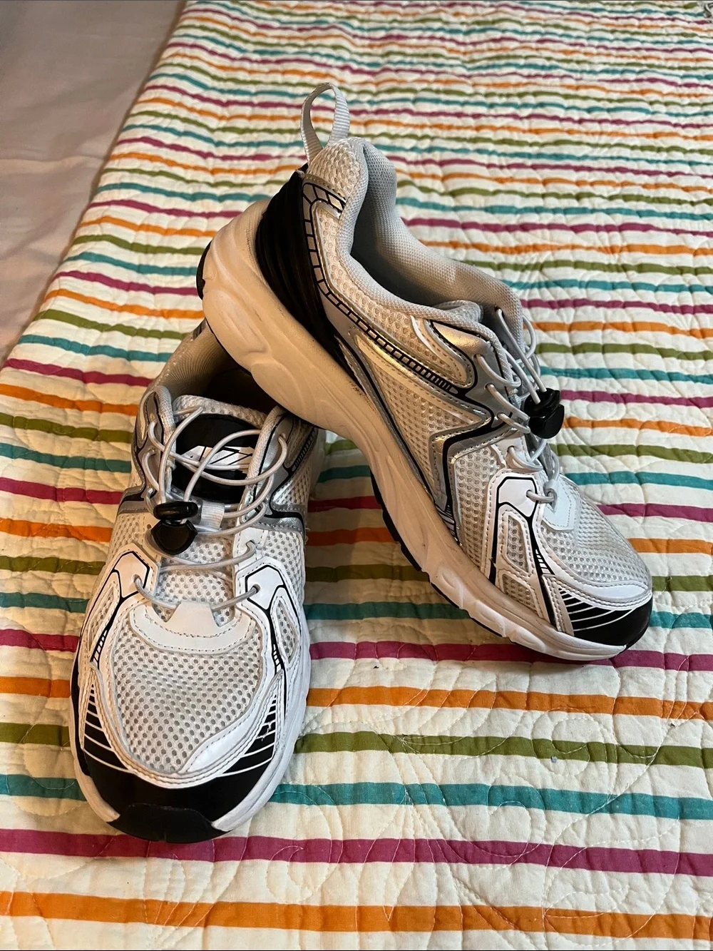 Men’s size 81/2 Avia tennis shoes