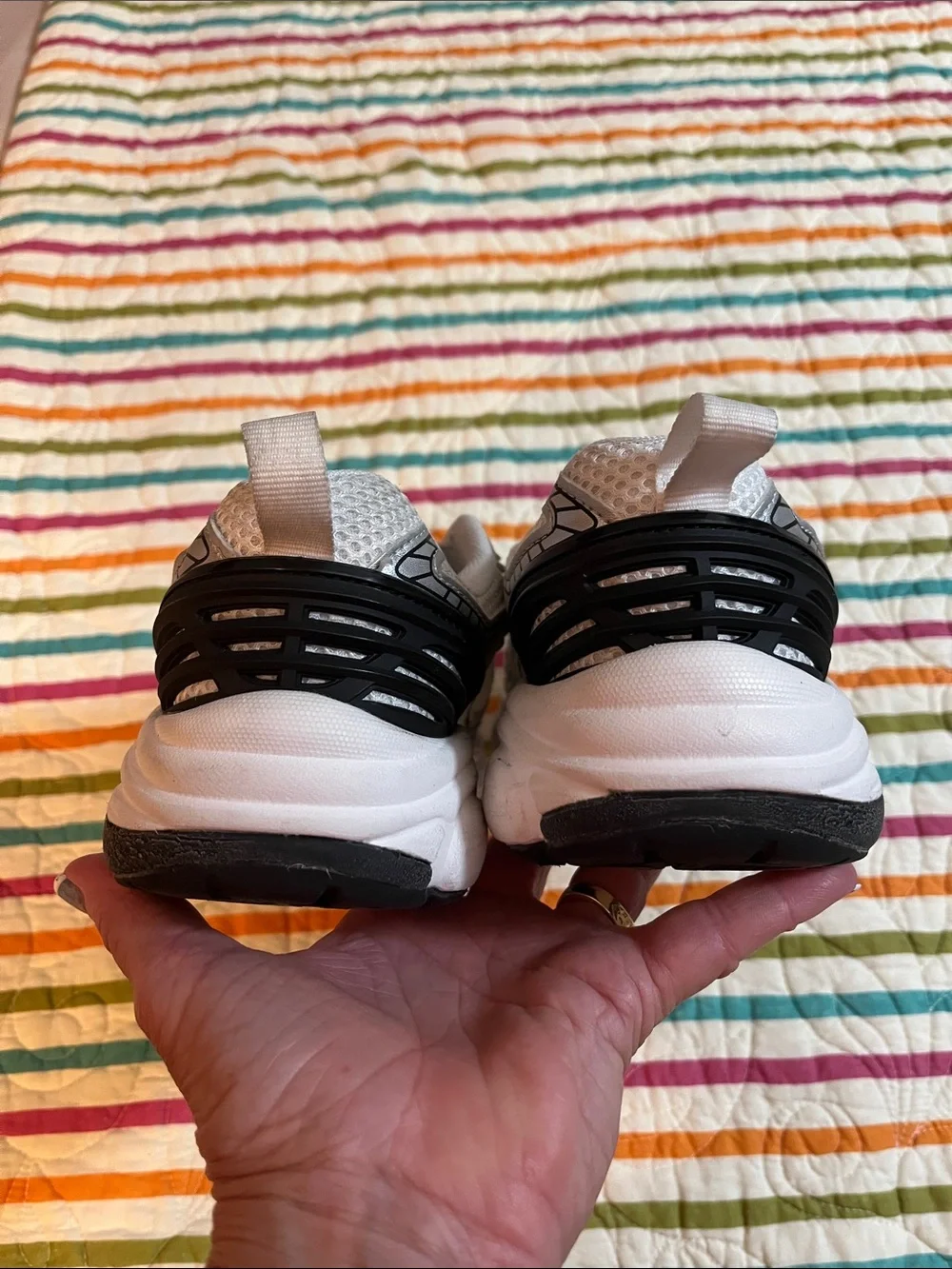 Men’s size 81/2 Avia tennis shoes