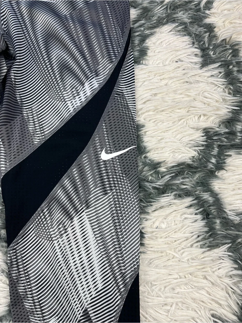 Nike Pro Women’s Hypercool Frequency Training Capri Leggings Black White Size L
