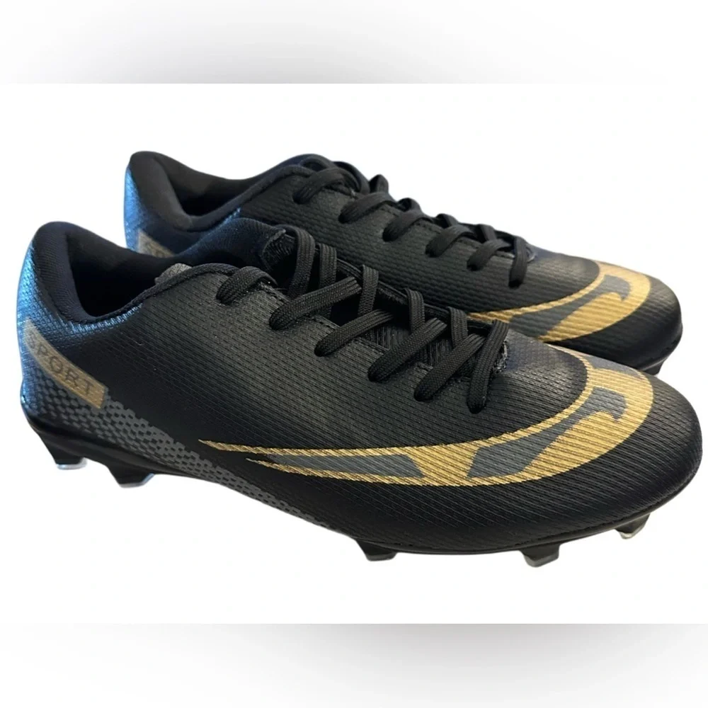 NWOT Unisex Football Soccer Shoe