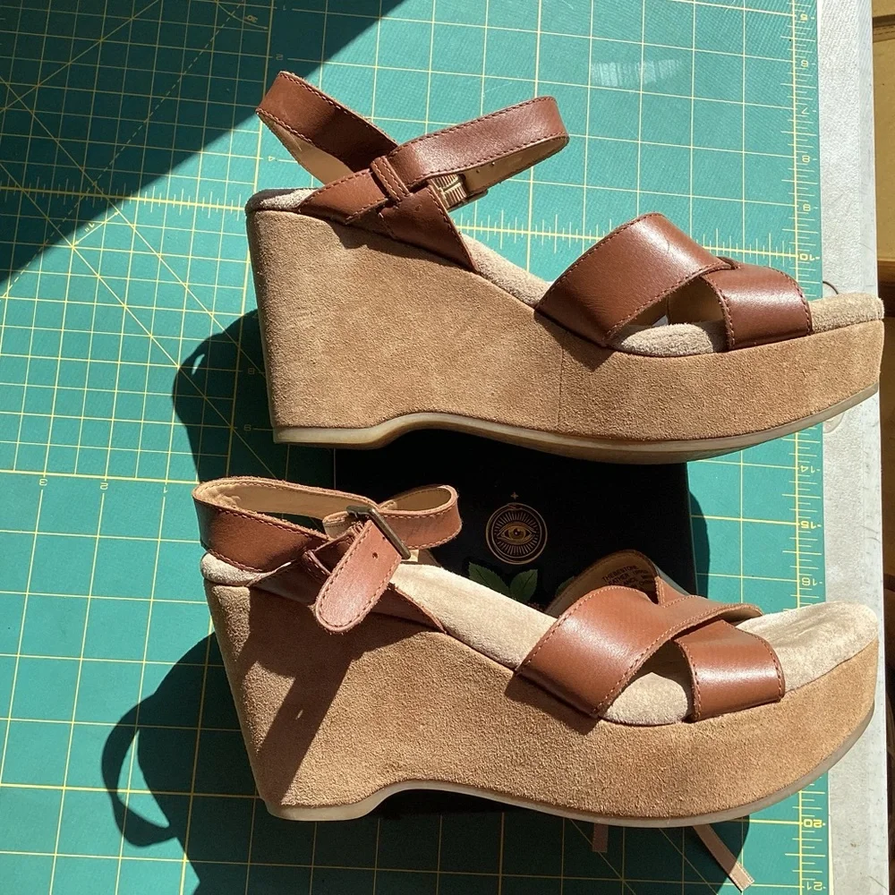 Vintage Y2K Nine West Brown Wedge Sandals Sz 9 Boho Hippie Athleisure Travel