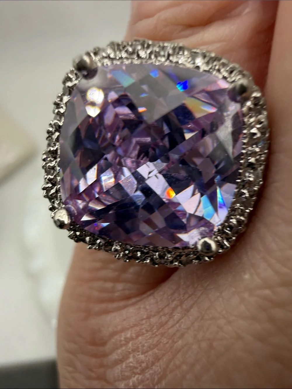 Vintage stunning rhodium plated Silvertone Ring Cushion Cut faceted lilac glass