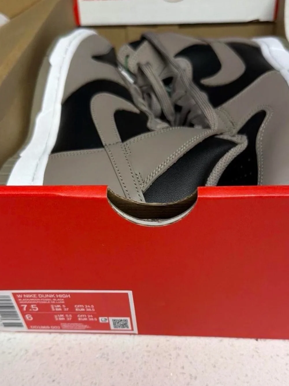 Nike dunks 6.5 women (6 men’s)