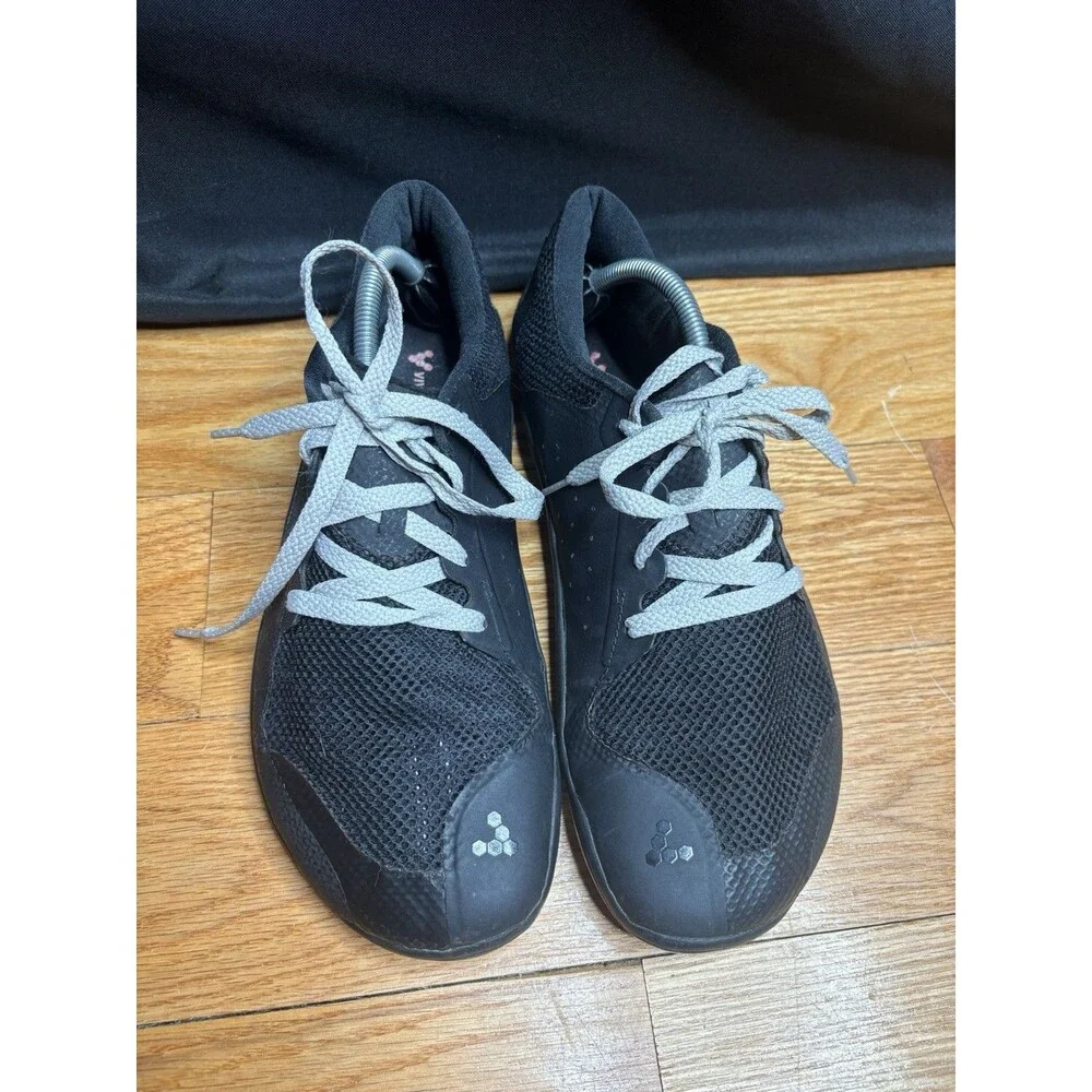 Vivo barefoot as seen