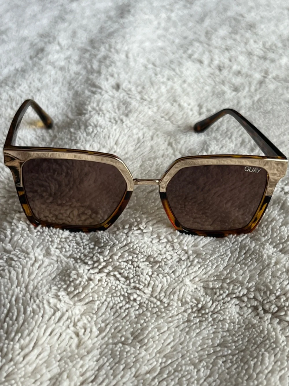 Quay Australia Upgrade Jaclyn Hill Brown Tortoiseshell Sunglasses with Gold Trim