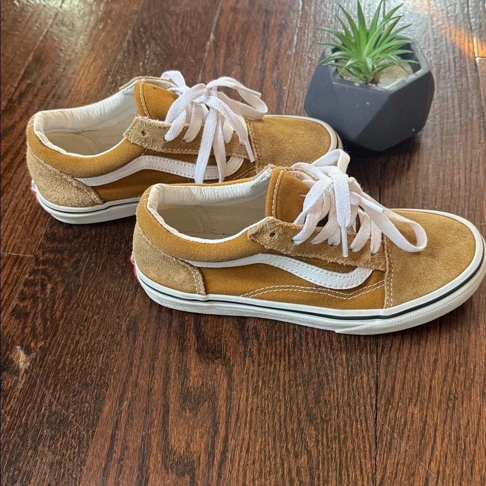 Vans Tan Kids Sneakers with White Laces size 3