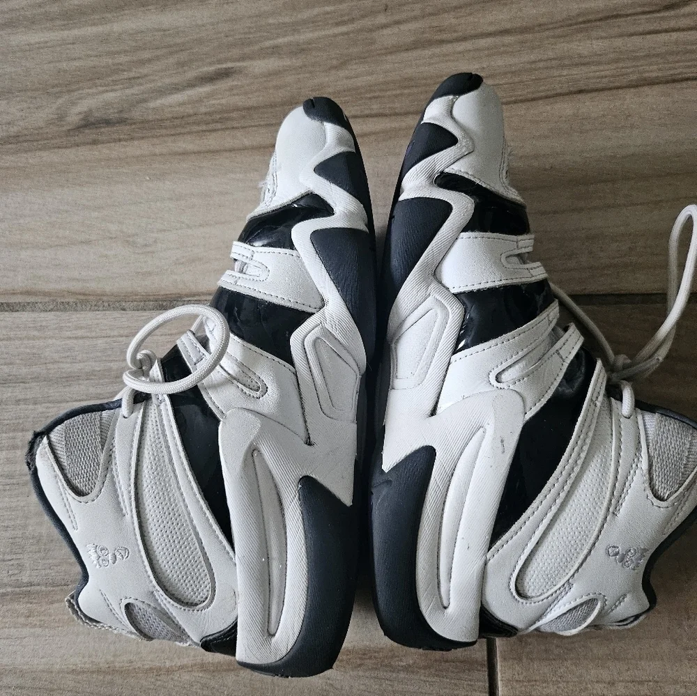 Adidas Kids White and Black  CRAZY 8 Kobe Bryant Sneaker size 6.5