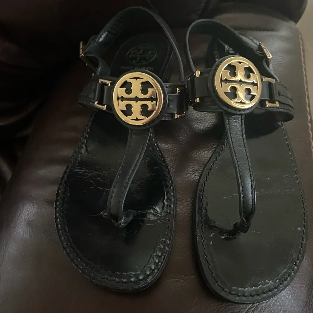 Tory Burch tory medallion buckle