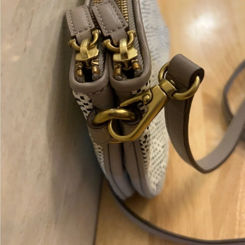 Fossil leather woven