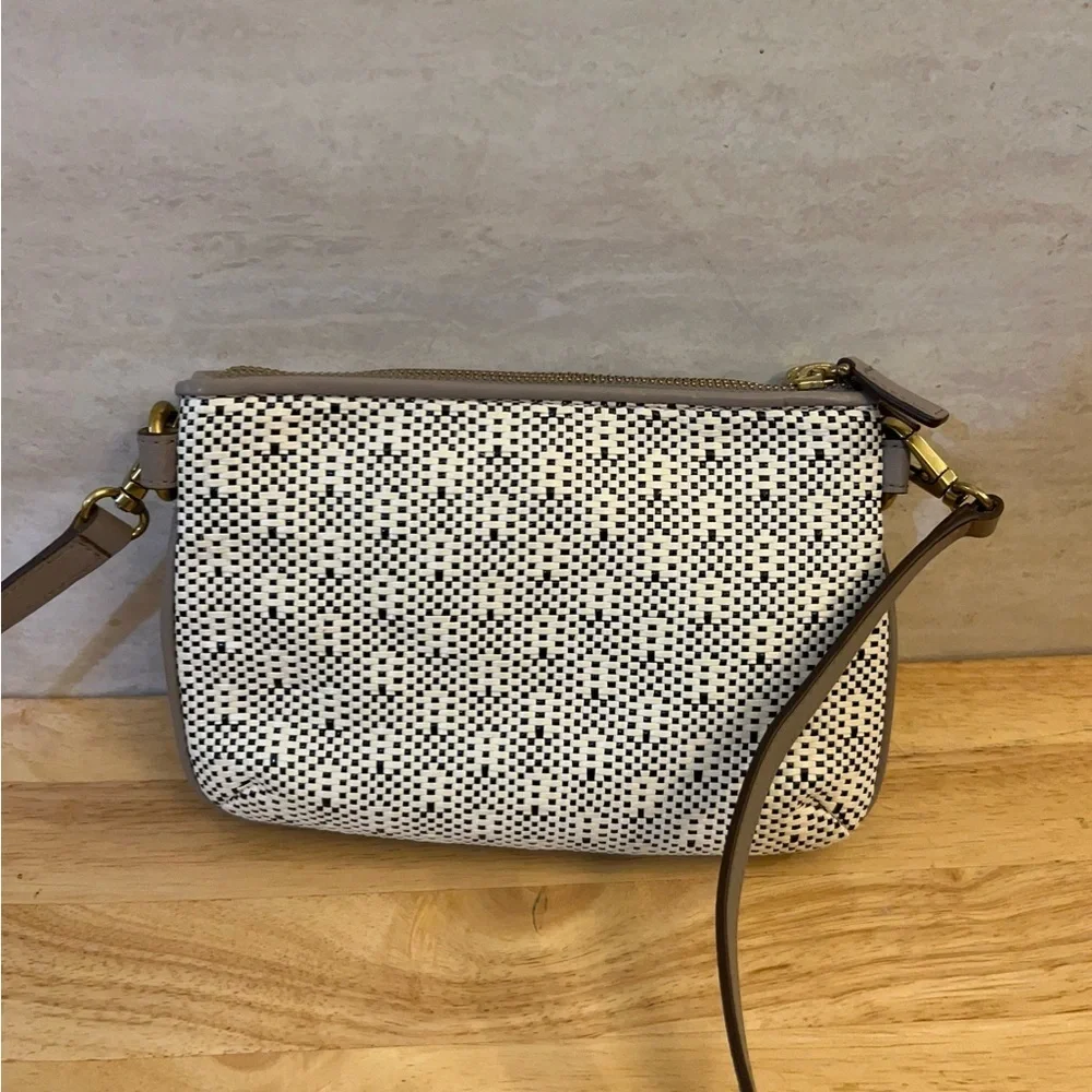 Fossil leather woven