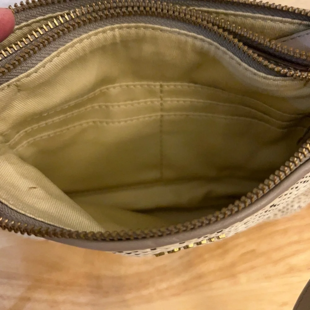 Fossil leather woven