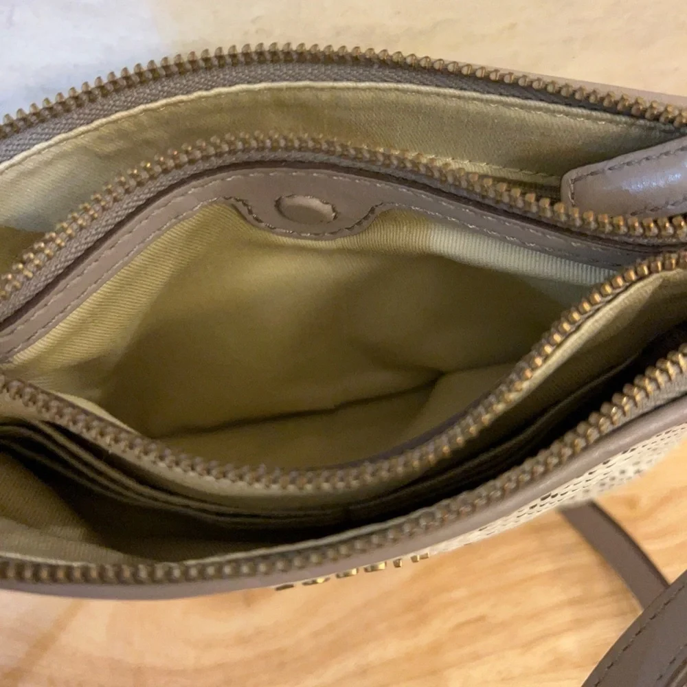 Fossil leather woven