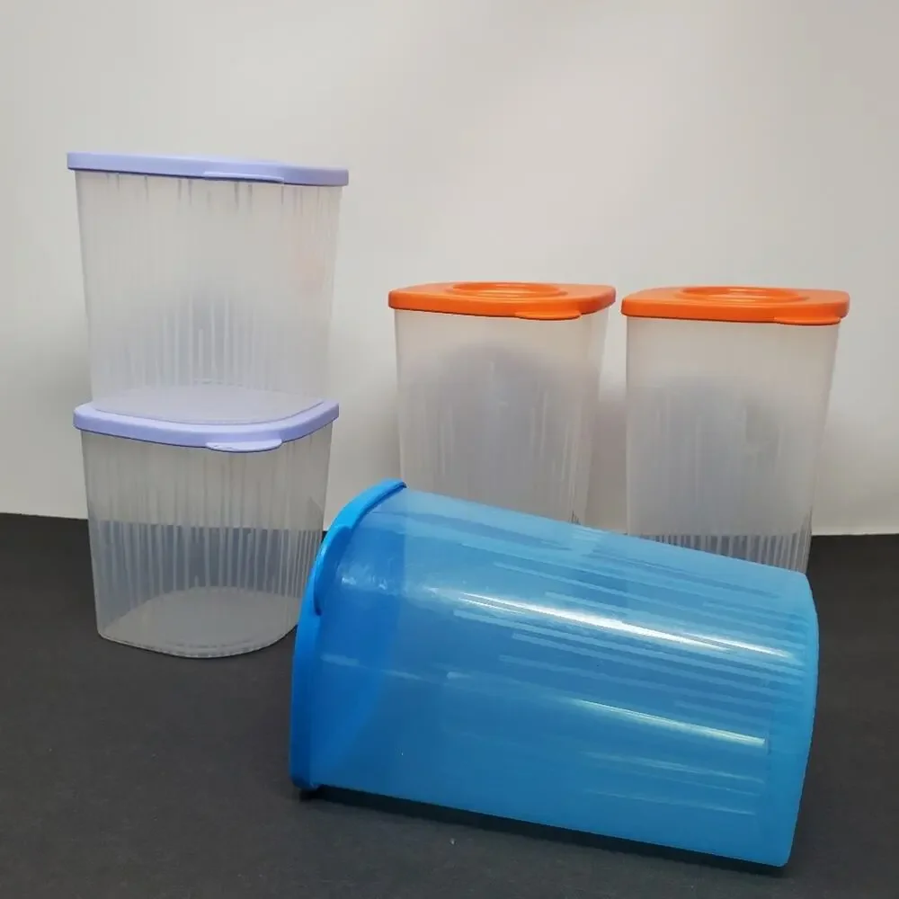 Tupperware Fresh N Cool lidded plastic containers Lot of 5 W/ Lids 2 Sizes