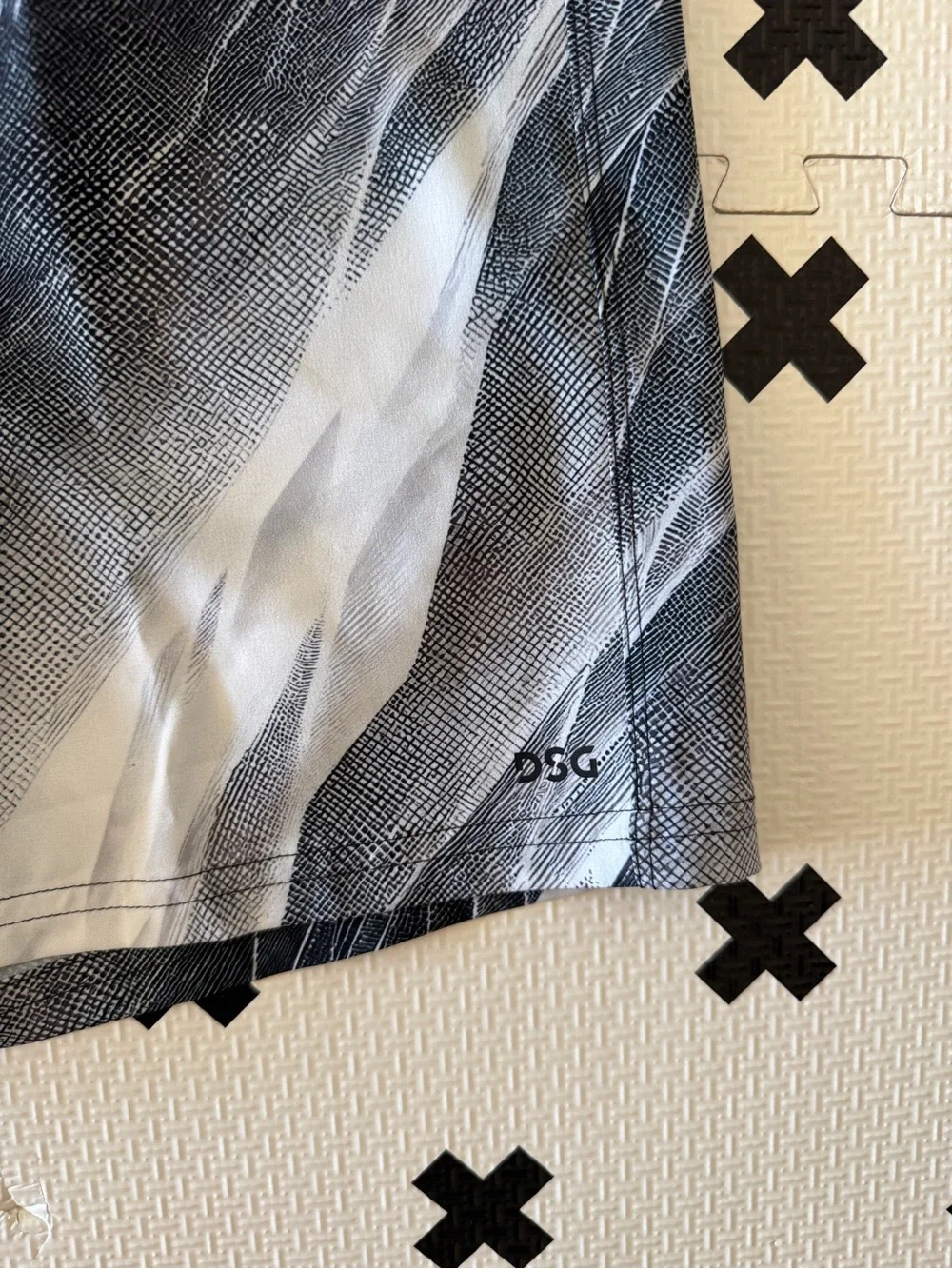 DSG boys agility shorts in Black & White size XL NWT