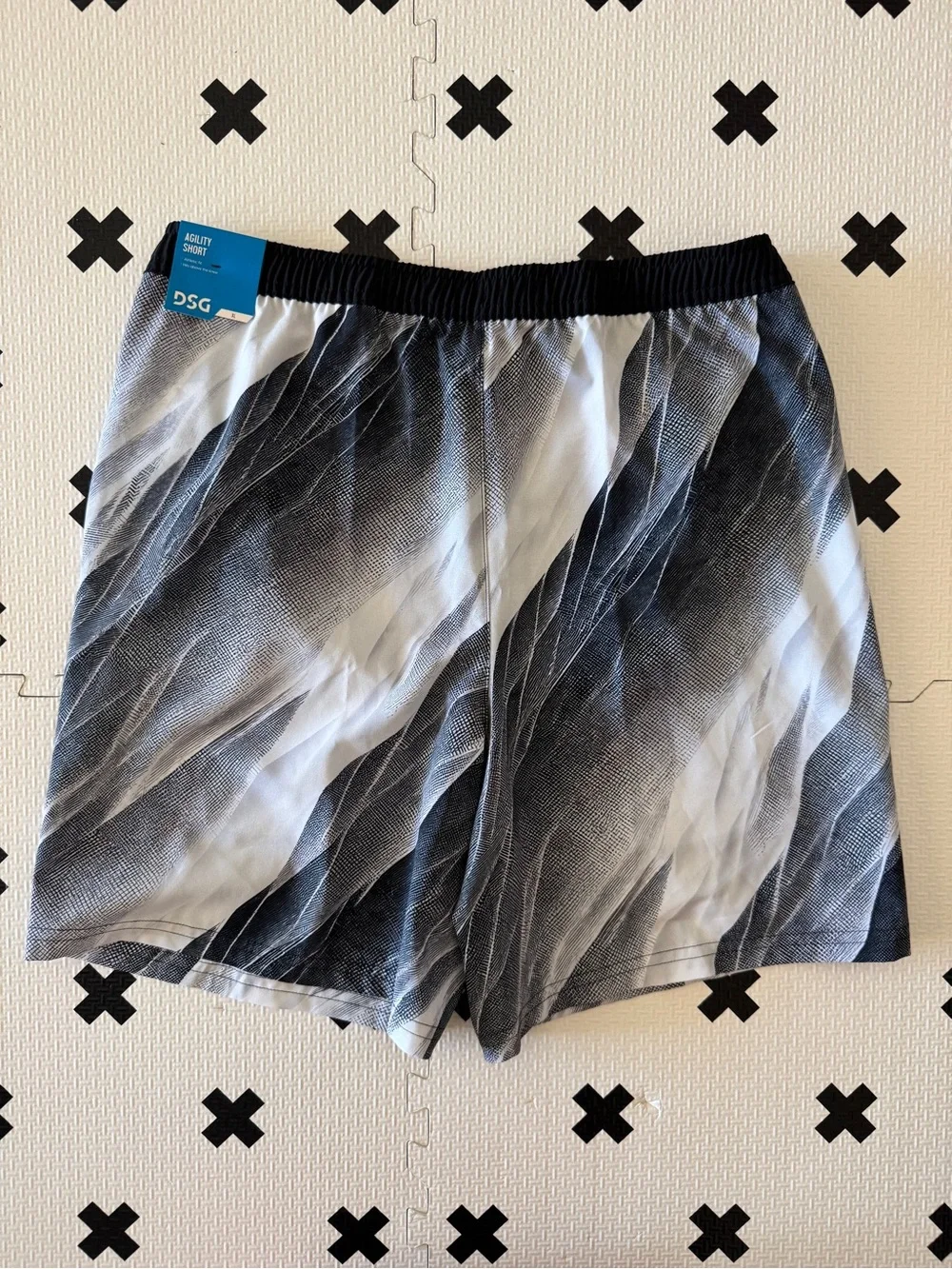 DSG boys agility shorts in Black & White size XL NWT
