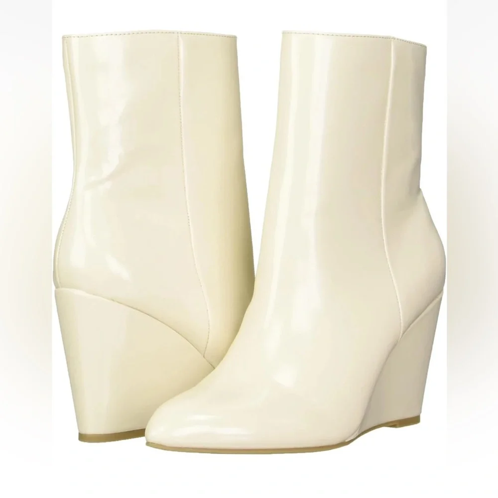 NWOT Dolce Vita Pascal ivory wedge heeled booties Size 7.5