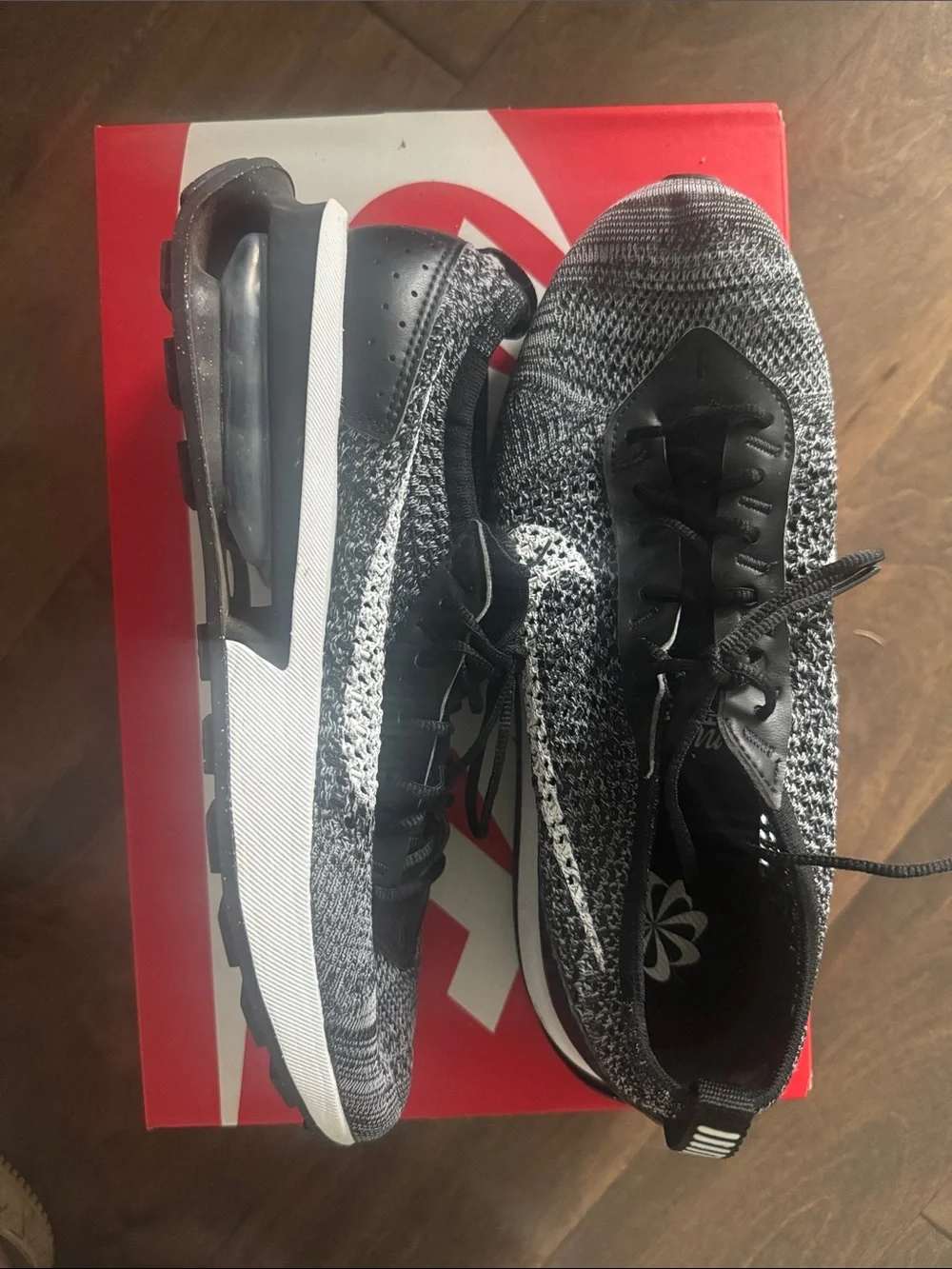 Nike lightweight flyknit