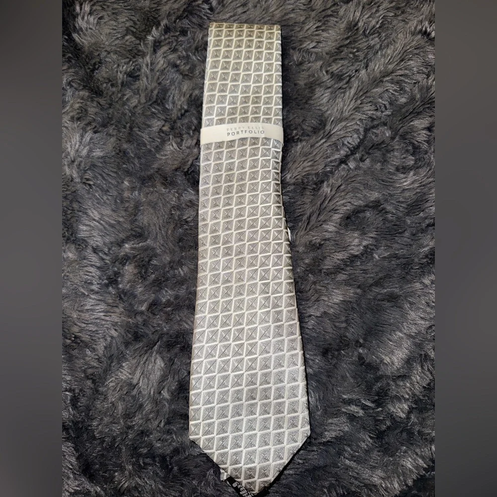 Perry Ellis stylish gray