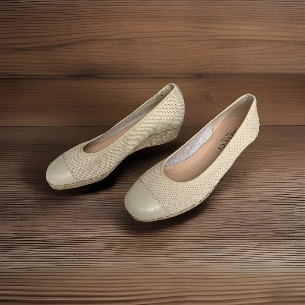 MEUCCI Sesto Women's Italian Slip On Wedge Heel Beige W Gold Accents Sz 7
