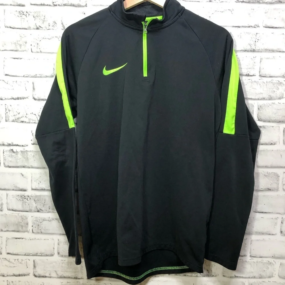Nike sleek accents features