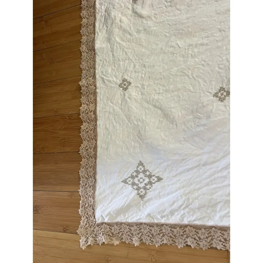LinenTablecloth need lace