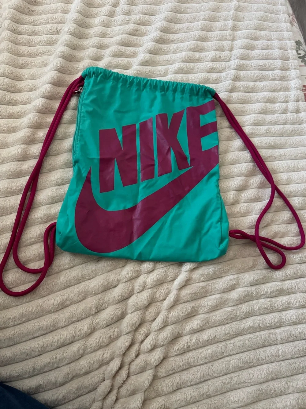 Nike Heritage Drawstring Bag in Teal and Magenta