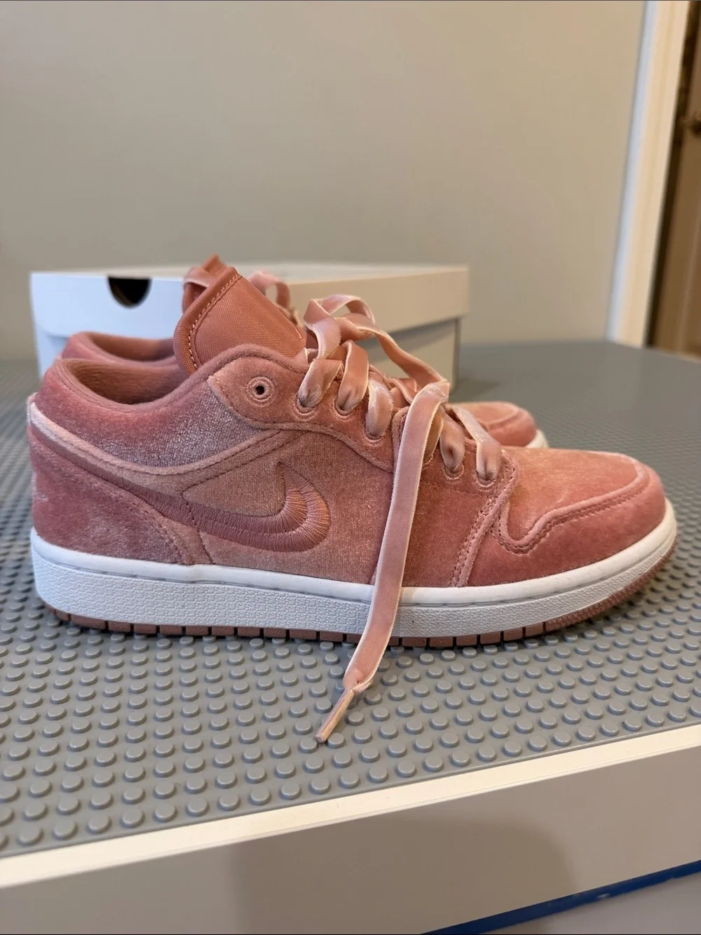Nike women’s Low-Top Velvet Sneakers in Dusty Pink