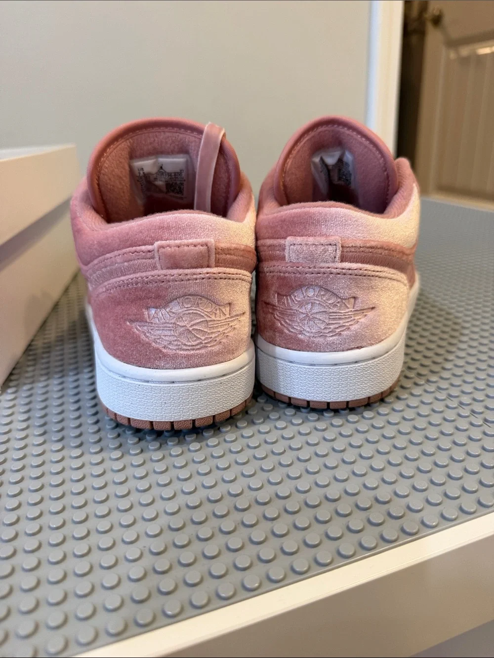 Nike women’s Low-Top Velvet Sneakers in Dusty Pink