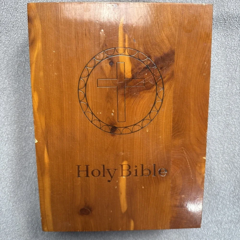 VTG 1976 Memorial Bible Carpenters Union Cedar Wood Case Local No 576 Buffalo NY