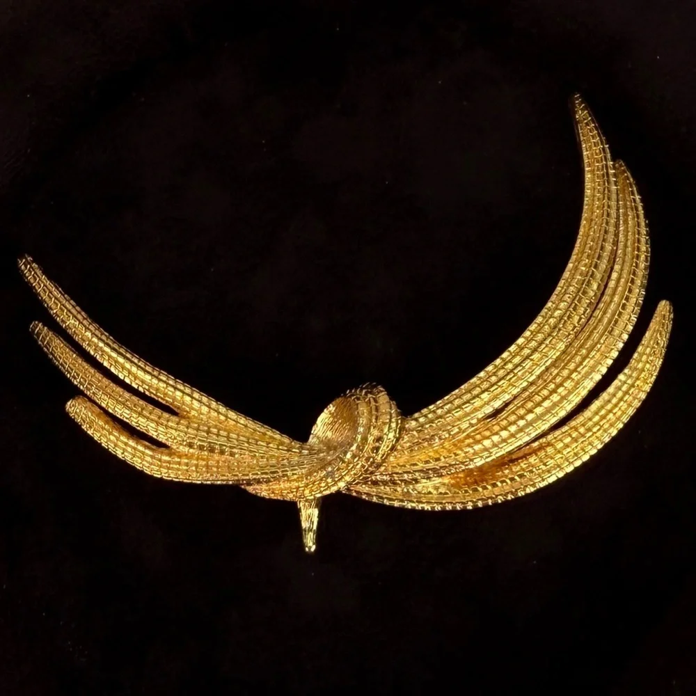 Beautiful, goldtone, vintage Monet, brooch pin
