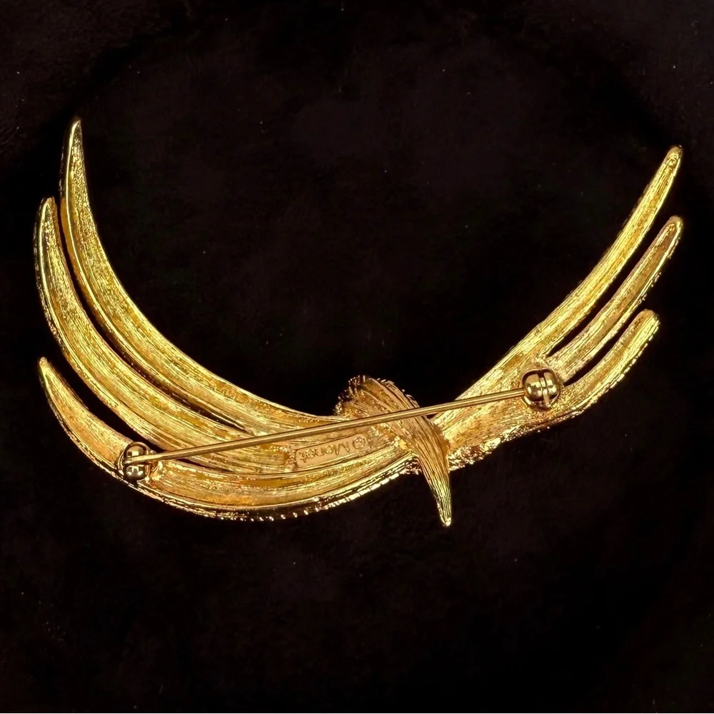 Beautiful, goldtone, vintage Monet, brooch pin