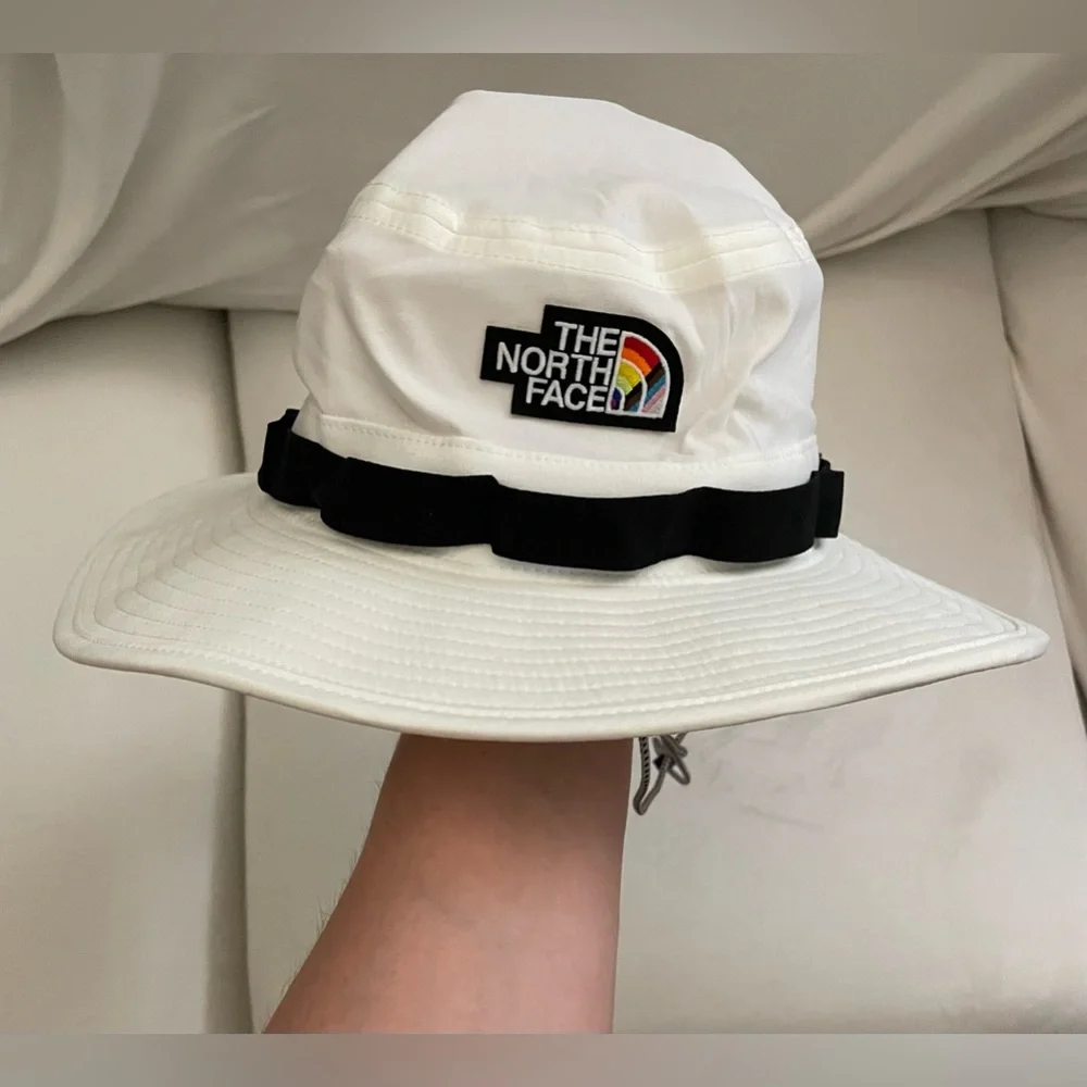 NWT The North Face Classic V Brimmed Hat Tnf White Pride Graphic Size S M