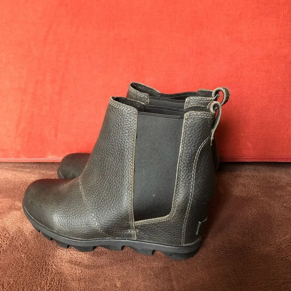 Sorel Women's Joan of Arctic Wedge II Chelsea Boots Pebbeled Leather 8.5